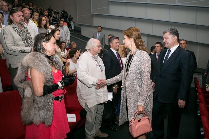 Порошенко задекларував понад 100 компаній і рожеву сумочку