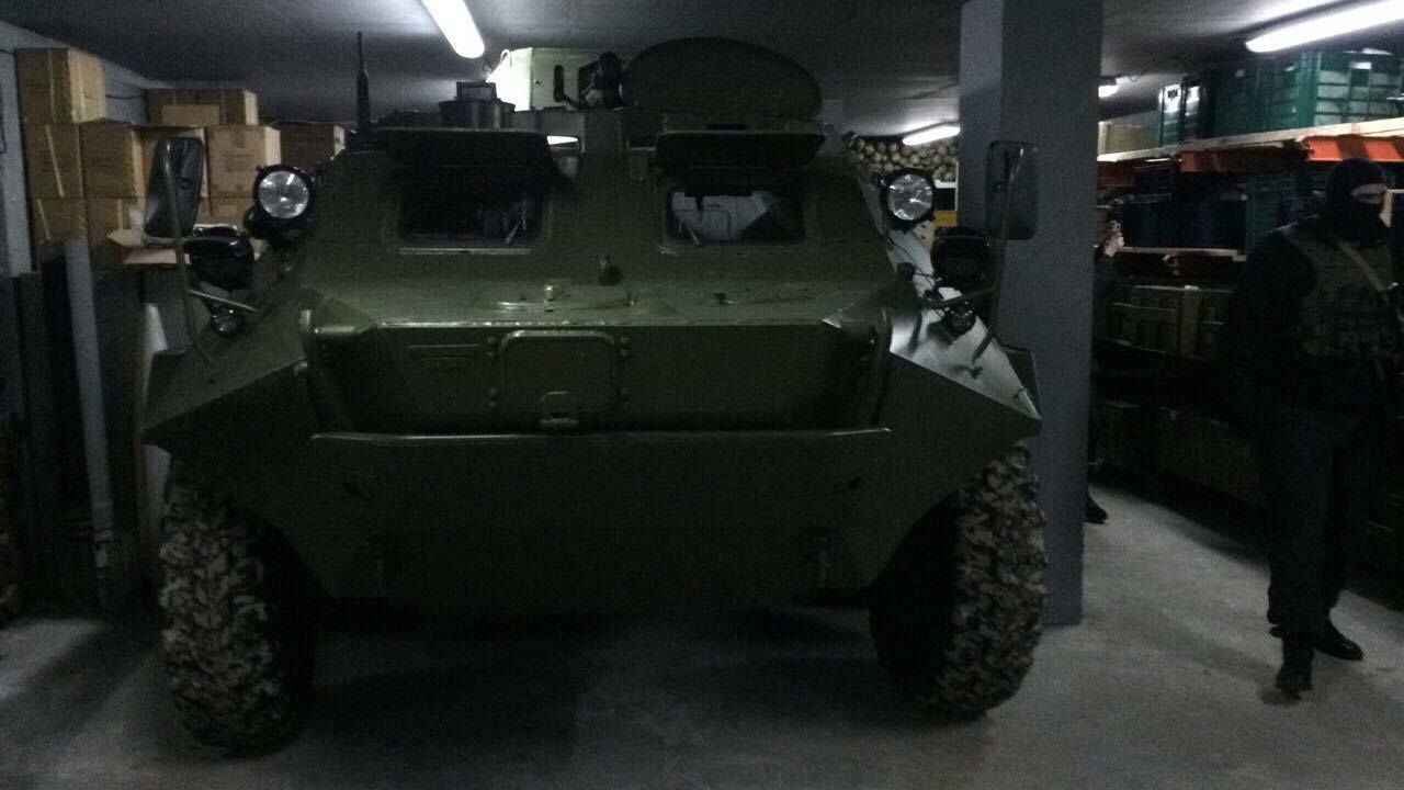 На дачі під Києвом знайшли бункер зі зброєю і БТР (фото)