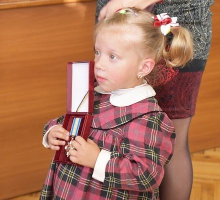 Орден «За мужність» отримала трирічна донька загиблого розвідника Валерія Трофимчука