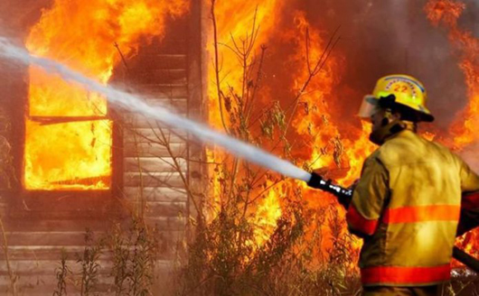 У Херсоні підпалили двері квартири мера і спалили будинок журналіста