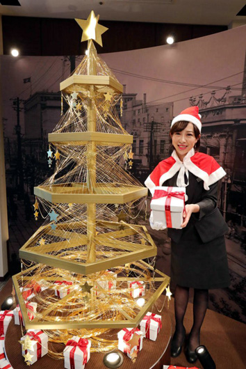 Дороге дерево: японці створили 19-кілограмову ялинку з чистого золота