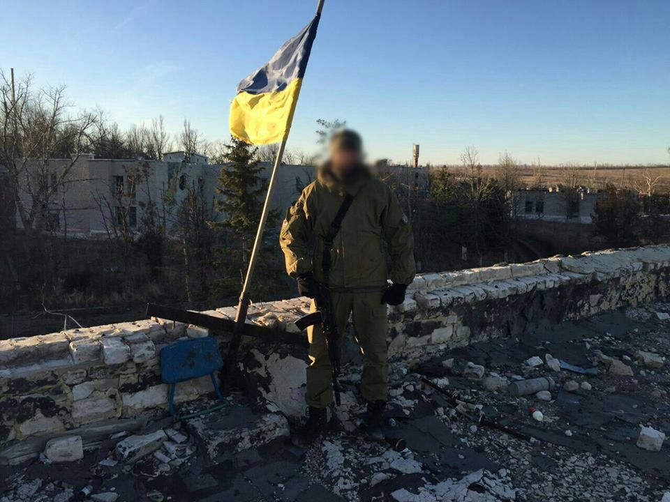 На Донбасі загинув один і поранено трьох захисників України
