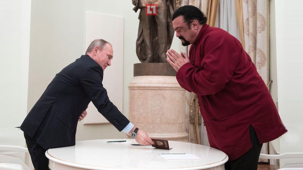 Стівен Сігал отримав російський паспорт з рук Путіна (фото)