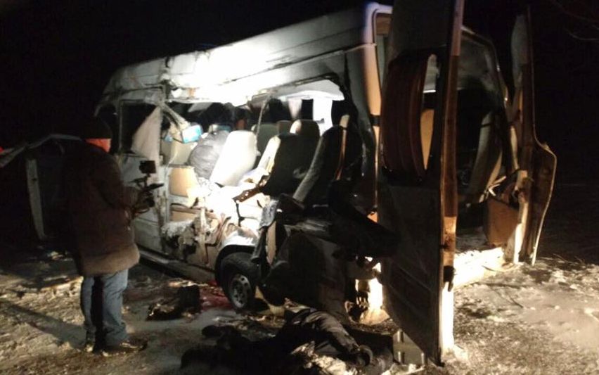 Під Дніпром причіп від фури пробив маршрутку: 5 загиблих (фото)