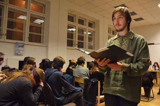 Із зав’язаними очима: у Львові відбулася експериментальна  «вистава наосліп»