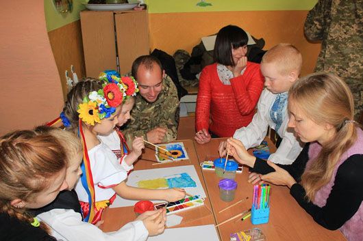 Допомогти і не зламатися: як «Творча криївка» зцілює волонтерів