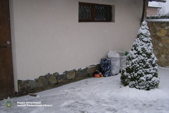 На Рівненщині підкинули на подвір’я півника з гранатою (фото)