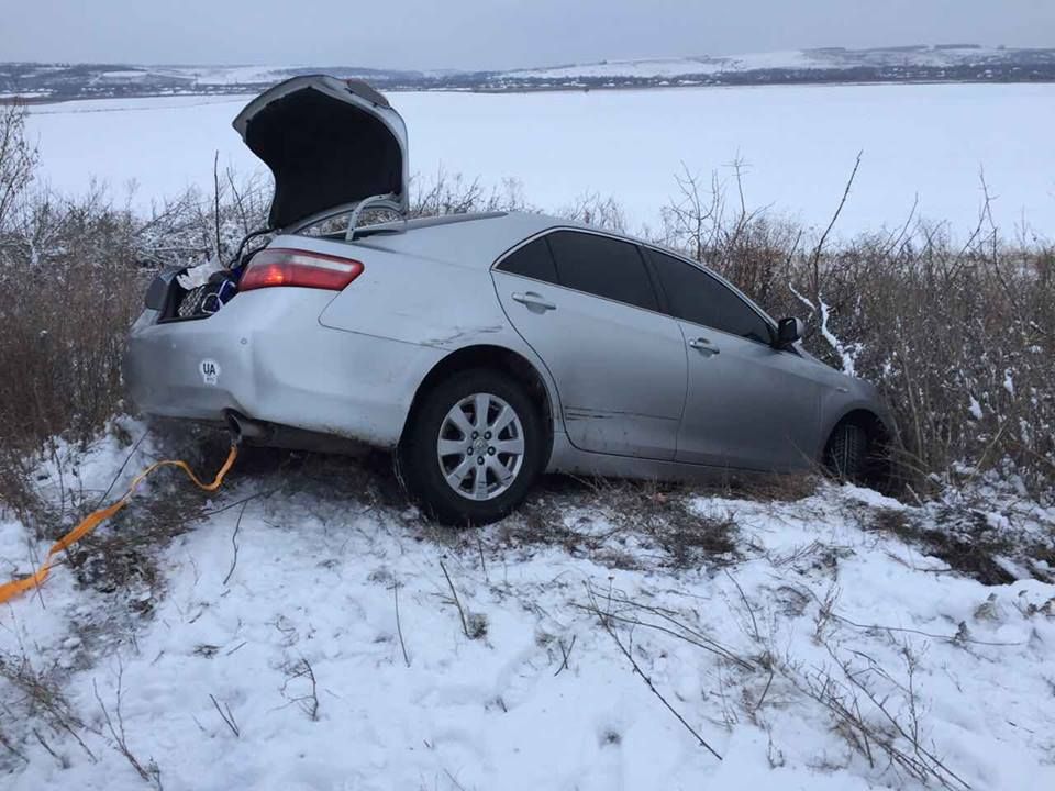 Автомобіль Віри Савченко вилетів зі слизької дороги разом з її сестрою (фото)
