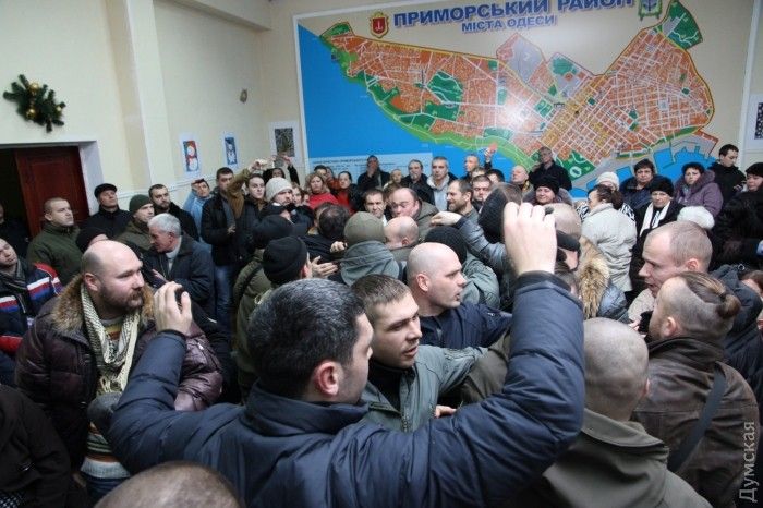 В Одесі застосували сльозогінний газ проти активістів під час слухання про перейменування вулиць
