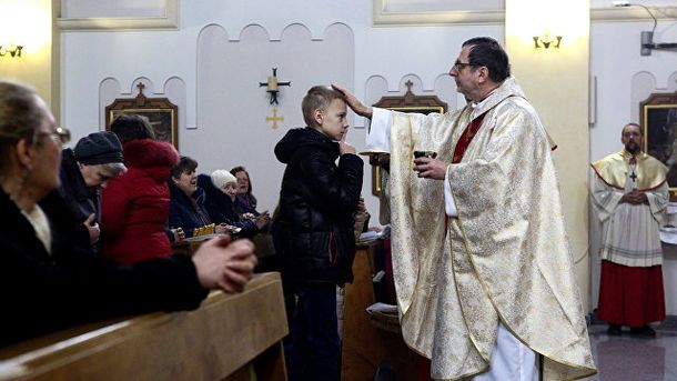 В окупованому Луганську нунцій Ватикану молився за мир