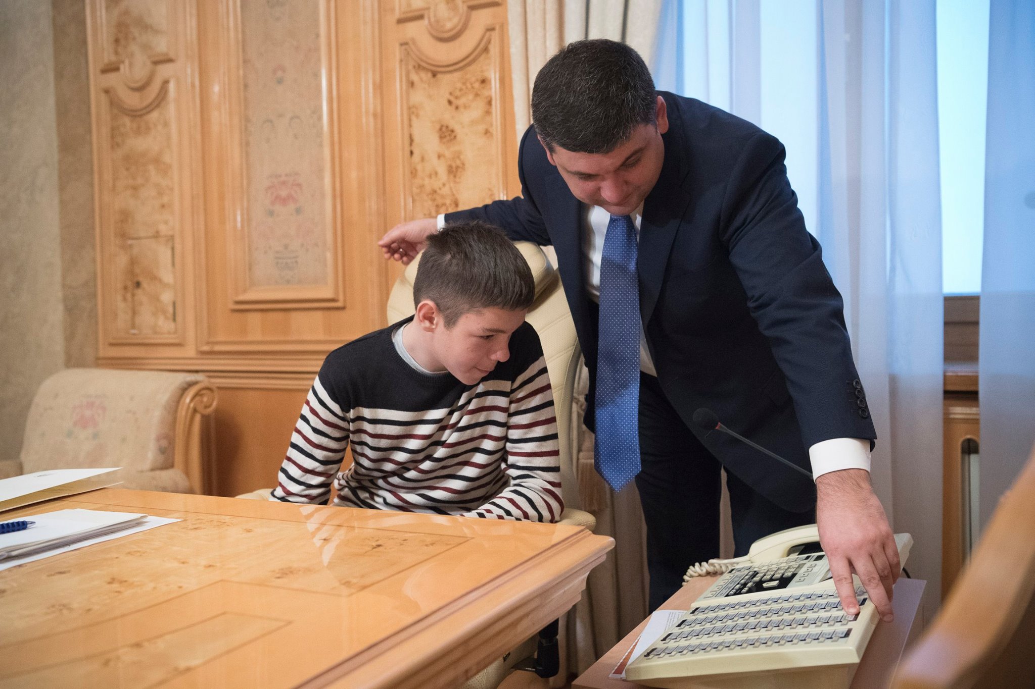 Прем'єр Гройсман нагородив Богдана Волика за порятунок дівчат