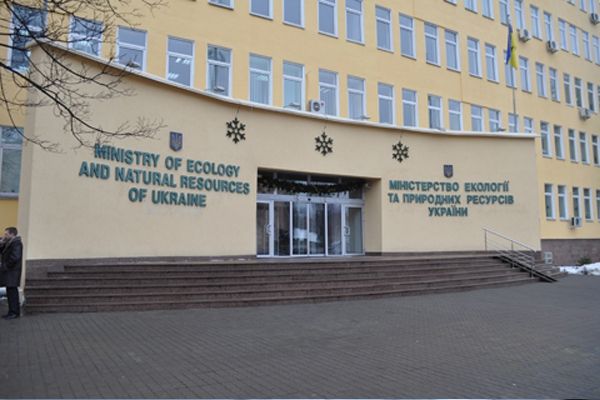 Мінприроди масово анулює ліцензії підприємствам, які працюють із небезпечними відходами