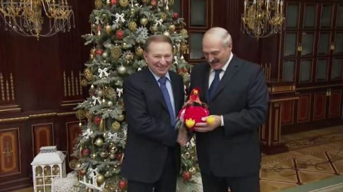 Кучма привітав Лукашенка в Мінську томом Макіавеллі