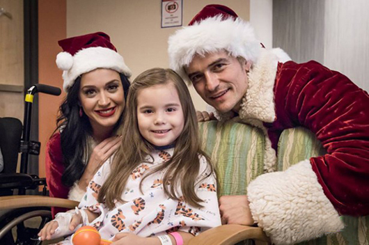 Місіс і містер Санта Клаус: Кеті Перрі та Орландо Блум на Різдво провідали хворих дітей