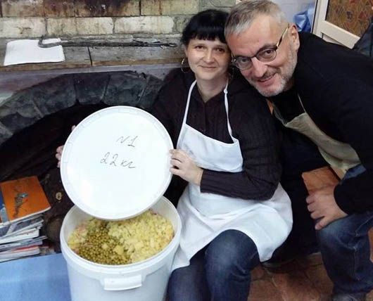 Салат для солдатiв: на фронт відправляють олів’є та вареники