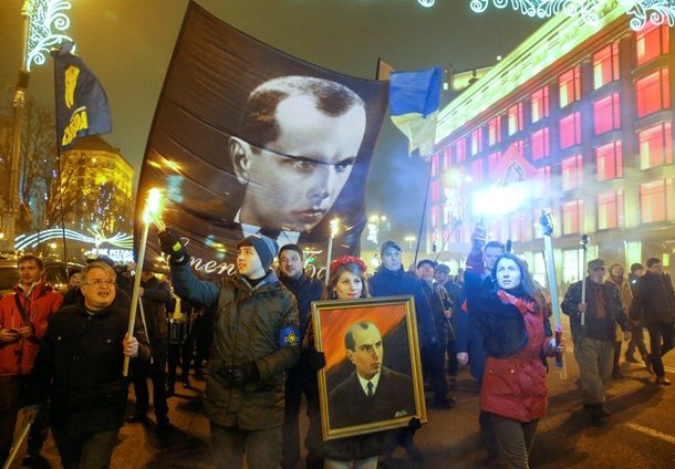 На смолоскипну ходу з нагоди дня народження Степана Бандери вийшли близько тисячі осіб
