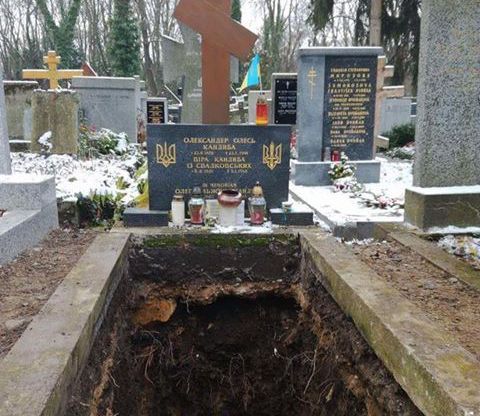 Прах Олександра Олеся після ексгумації зберігають у депозитарії Праги