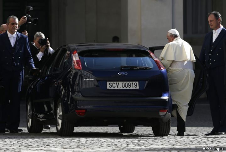 Папа Римський проміняв брьоньовані авто на Ford Focus