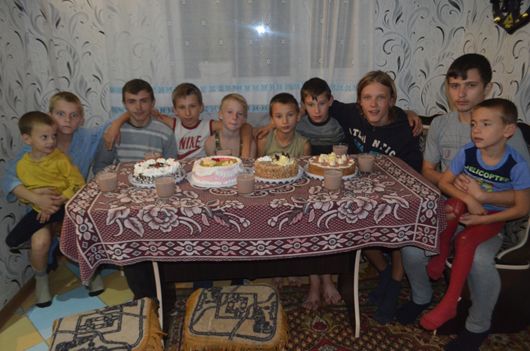 Чужих не буває: мешканець Херсонщини самотужки виховує десятьох прийомних дітей