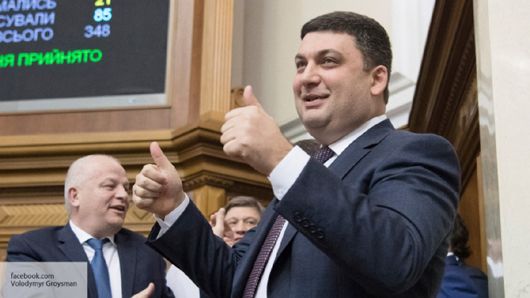 Новий гравець у «Прем’єр-лізі»: Порошенко збирається замінити Гройсмана на Луценка