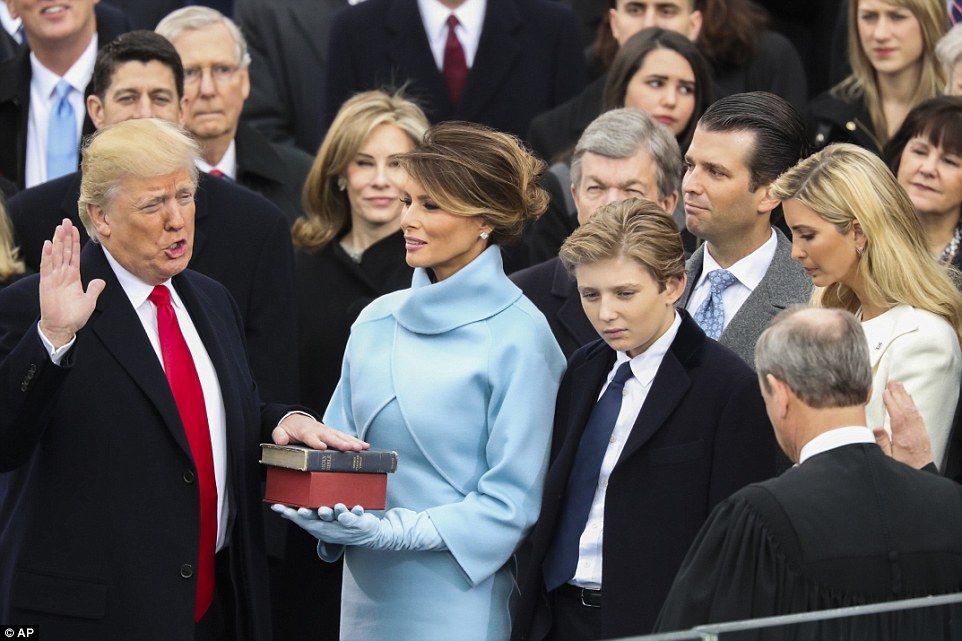 Дональд Трамп присягнув на Біблії і став президентом США (фото)