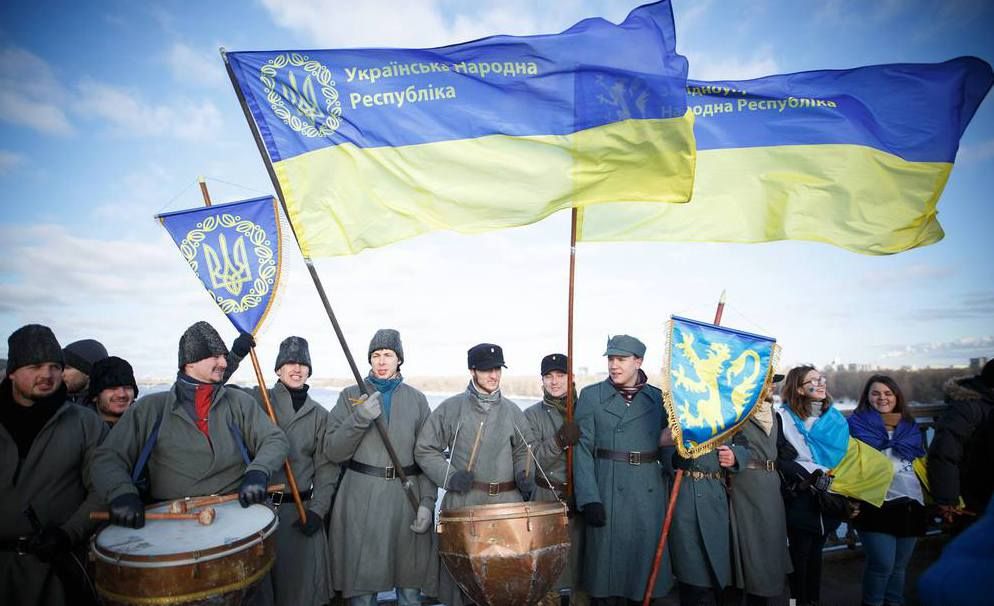 На мосту Патона у Києві утворили живий ланцюг соборності