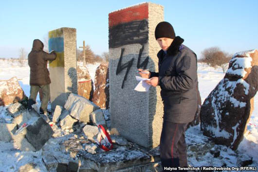 Мета — посварити: руйнування монументу полякам створило нові проблеми для України