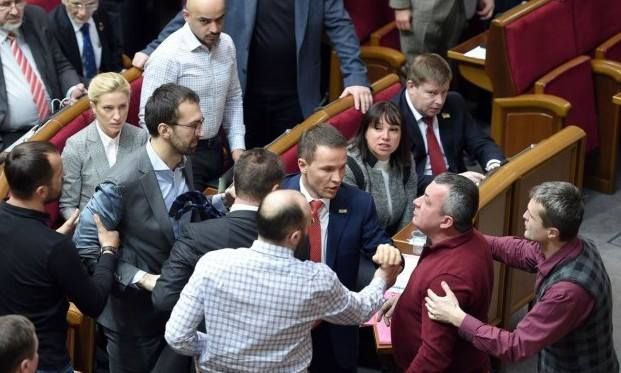 Сергій Лещенко втратив рукава під час бійки у Верховній Раді (відео)