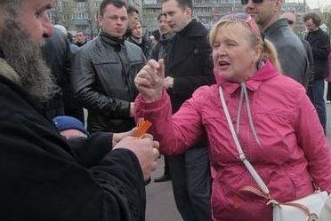 Росія депортувала в Україну сепаратистку, яка напала з молотком на бійця АТО