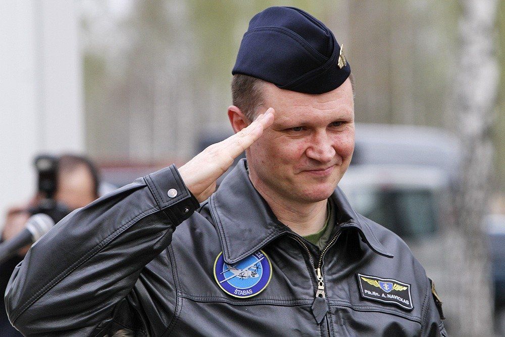 У Литві звільнили командувача ВПС через ремонт вертольотів у Росії