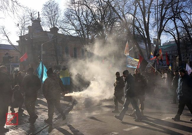 Прихильники торгової блокади прийшли з петардами під Адміністрацію президента