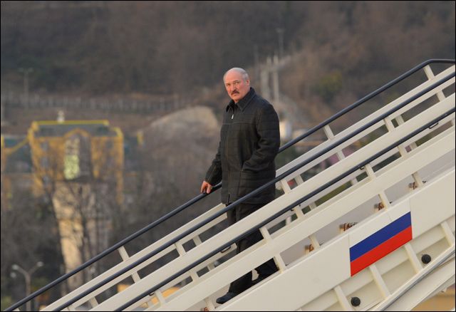 Лукашенко втік від акцій протесту до Сочі