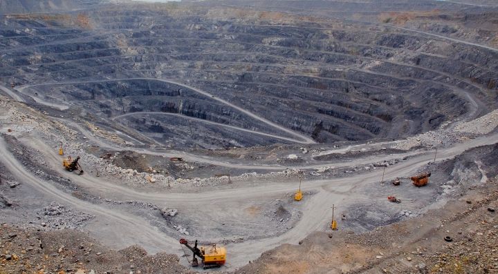 Дмитру Фірташу заборонили розробляти найбільше у світі родовище титану