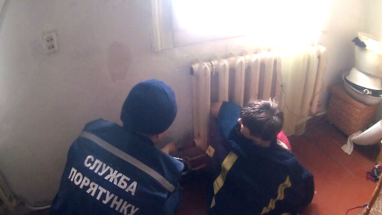 На Рівненщині рятувальники допомогли звільнити руку жінки з батареї (відео)