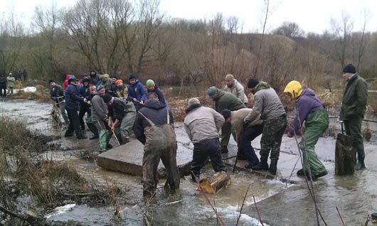 Радикальні методи: на Тернопільщині активісти власноруч розгородили дві незаконні греблі на Збручі