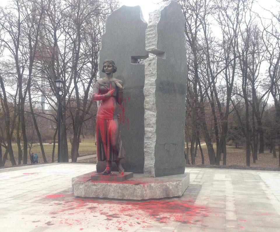 У Києві сплюндрували пам'ятник Олені Телізі