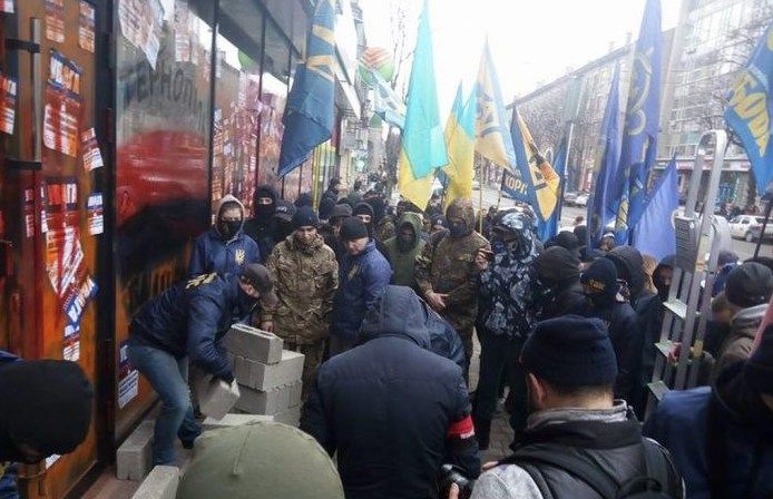 У Тернополі символічно замурували філію «Сбербанку Росії» (фото)
