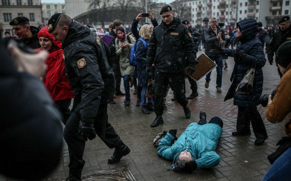 ОМОН у Мінську б'є і хапає всіх підряд: з ніг збили 68-річну бабусю (відео)