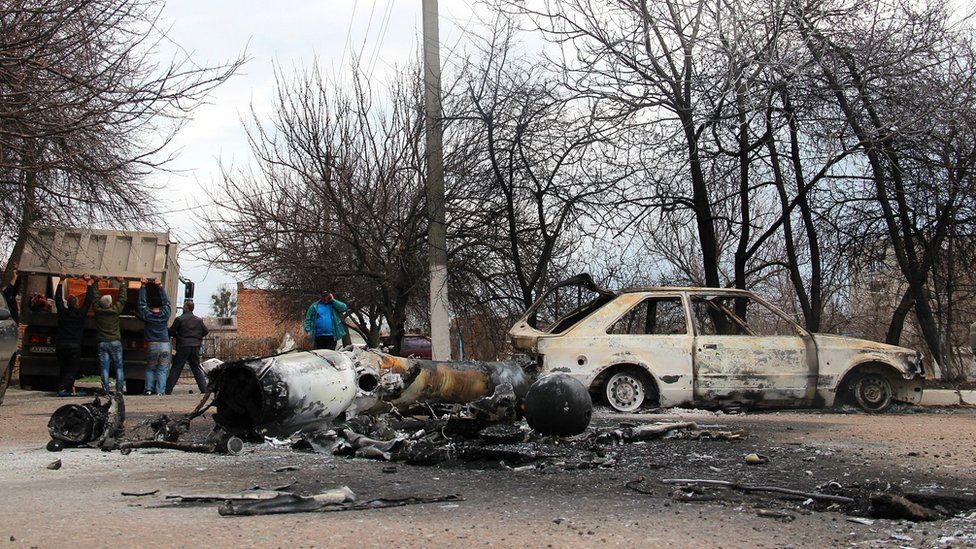 Балаклія як після війни: снаряди продовжують вибухати, в місті орудують мародери