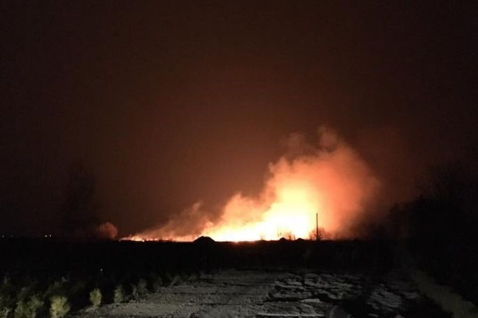 Масштабна пожежа на Осокорках: вогонь намагаються зупинити з гелікоптера (відео)