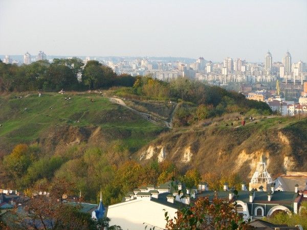 На київській горі Хоревиці вирубують дерева під житловий комплекс (фото)