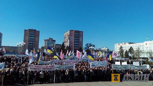 Не «хімічте» з агресором: працівники черкаського заводу «Азот» вийшли з протестом під стіни ОДА