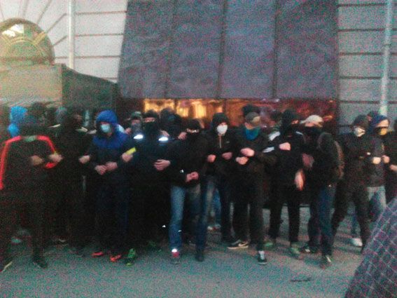 У Полтаві конфлікт активістів та забудовника переріс у бійку, троє учасників акції потрапили до лікарні