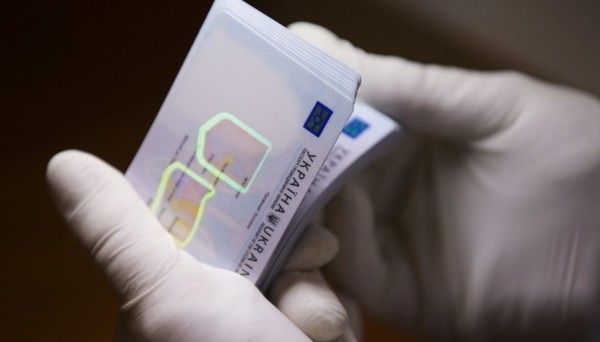 В Україні зупинили оформлення закордонних паспортів після голосування за безвіз