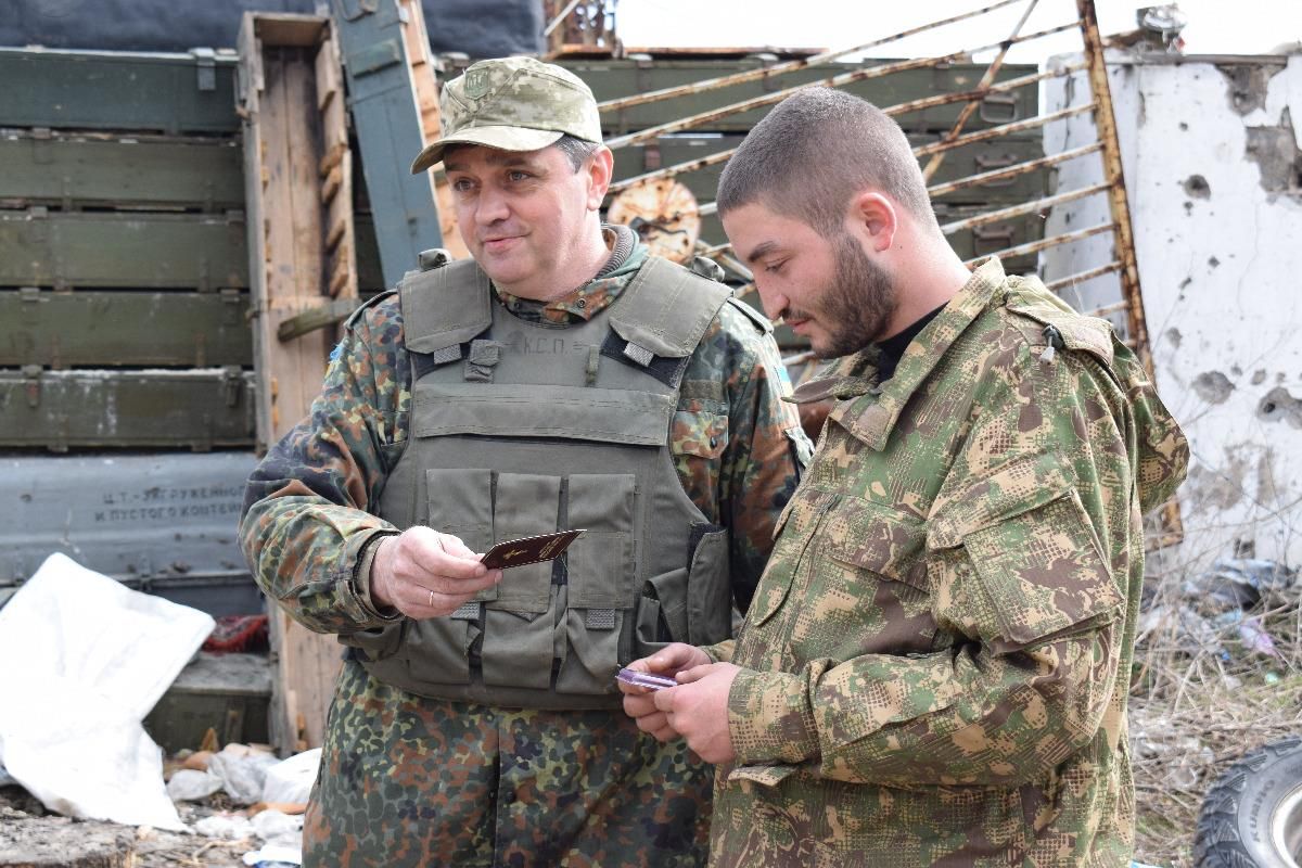 Захисник Авдіївки Богдан Гарнага нагороджений медаллю УПЦ Київського патріархату