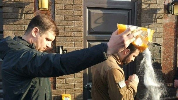 У Полтаві протестувальники засипали цукром вхід у будинок мера Олександра Мамая (фото)
