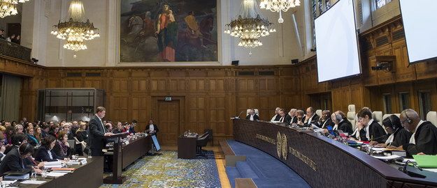 Суд ООН може накласти обмеження на Україну через добровольців і російськомовних