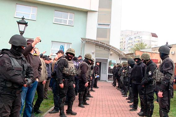 Будівлю «Черкасиобленерго» намагалися захопити озброєні рейдери