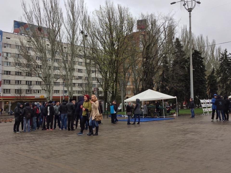У Донецьку мітинг п'ятидесяти шахтарів зірвали спортивні студенти (фото)