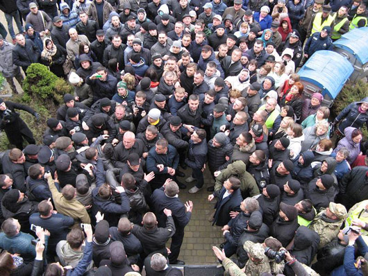 Під Тернопільською міськрадою сталися сутички: двоє депутатів у лікарні